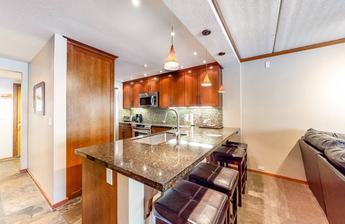 Mammoth Lakes Condo | Dog-friendly condo with pool & hot tubs - walk to Canyon Lodge & Chair 8