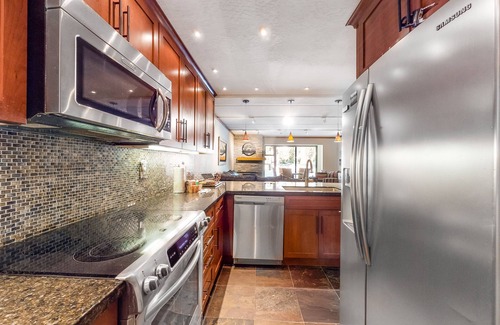Mammoth Lakes Condo | Dog-friendly condo with pool & hot tubs - walk to Canyon Lodge & Chair 8