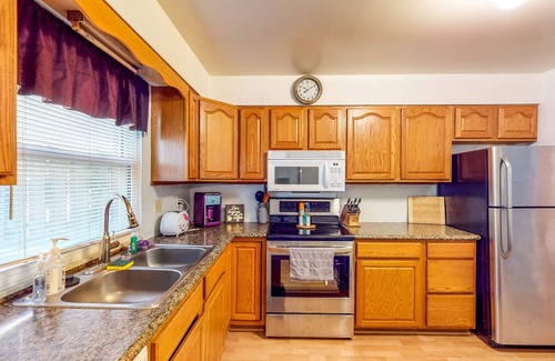 Bloomington Condo | Dog-Friendly Condo near Indiana University - Full Kitchen & Assigned Parking