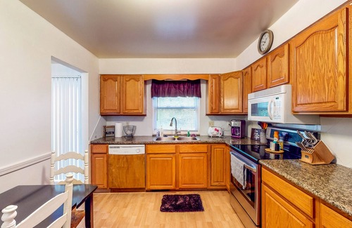 Bloomington Condo | Dog-Friendly Condo near Indiana University - Full Kitchen & Assigned Parking