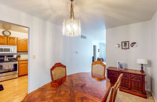 Bloomington Condo | Dog-Friendly Condo near Indiana University - Full Kitchen & Assigned Parking