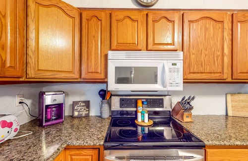 Bloomington Condo | Dog-Friendly Condo near Indiana University - Full Kitchen & Assigned Parking