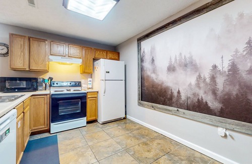 Sevierville Cabin | Dog-friendly condo w/hot tub & nature’s serenity +free attraction tickets