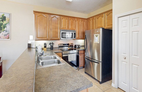 West Kissimmee Condo | Dog-friendly condo with pool, gym, tennis, & game room - close to parks