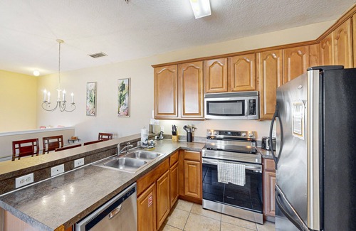 West Kissimmee Condo | Dog-friendly condo with pool, gym, tennis, & game room - close to parks