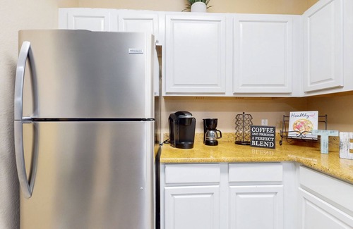 Four Corners Condo | Dog-friendly condo with balcony, pool, W/D, fast WiFi, gym, children’s pool, AC