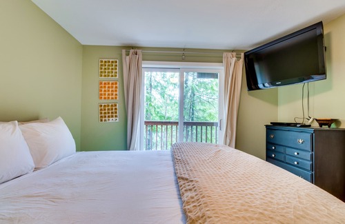 Nehalem House | Dog-friendly contemporary home minutes from Manzanita Beach and Nehalem Bay