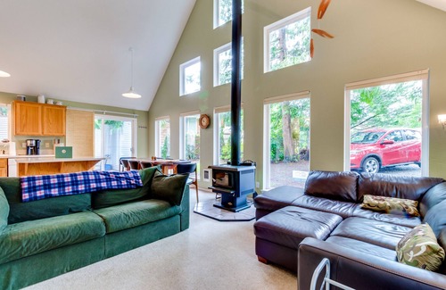 Nehalem House | Dog-friendly contemporary home minutes from Manzanita Beach and Nehalem Bay