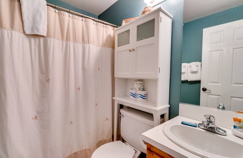 Nehalem House | Dog-friendly contemporary home minutes from Manzanita Beach and Nehalem Bay