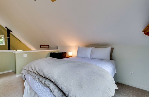 Nehalem House | Dog-friendly contemporary home minutes from Manzanita Beach and Nehalem Bay