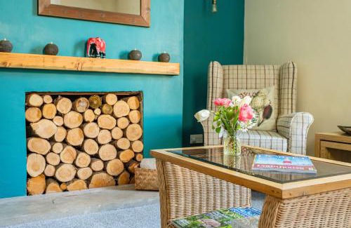 Portland House | Dog Friendly, Cosy Coastal Cottage, Sea Views