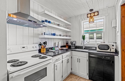 Atlantic Beach Cottage | Dog-friendly cottage minutes to beach with patio, grill, washer/dryer, & AC