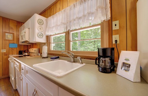 Bryson City Cottage | Dog-Friendly Cottage w/Deck in National Forest!