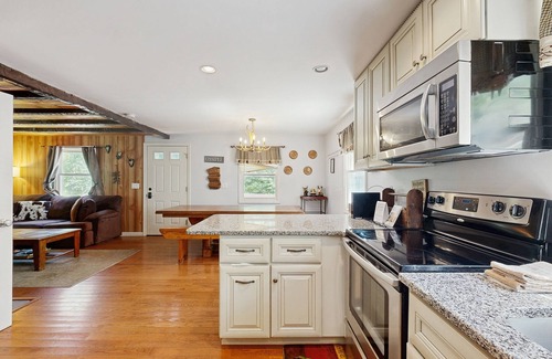 The Bluffs House | Dog-Friendly Cottage w/Free WiFi, Kayak, Firepit, and Wood Stove
