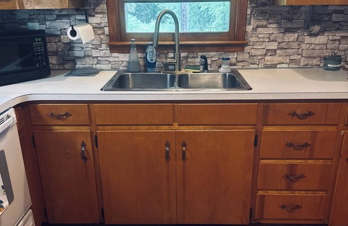 Hendersonville House | Dog Friendly Country retreat minutes from Hendersonville with private hot tub