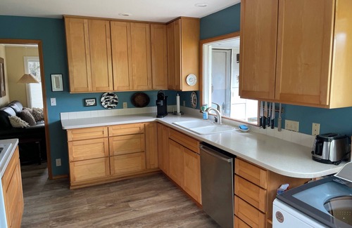 Tolovana Park House | Dog Friendly Cozy and Quiet House with Beach Access