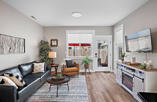 Carlton House | Dog-Friendly Downtown Carlton Townhouse #6, Steps to Tasting, Dining, Shops, BBQ