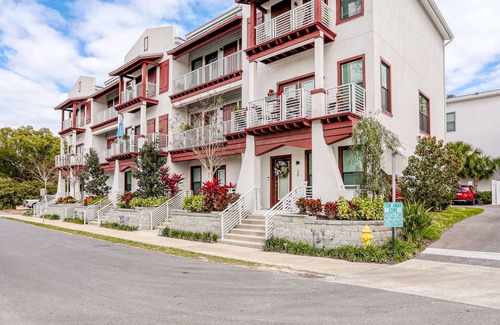 Downtown Dunedin House | Dog-friendly escape with top-floor balcony & walk to beach - 30-day minimum