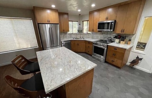 Oakhurst House | Dog Friendly/Game Room/Sleeps 12/Creekside Dream