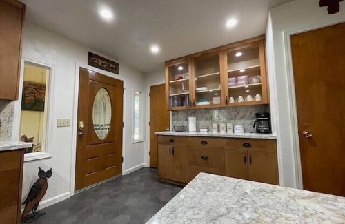 Oakhurst House | Dog Friendly/Game Room/Sleeps 12/Creekside Dream