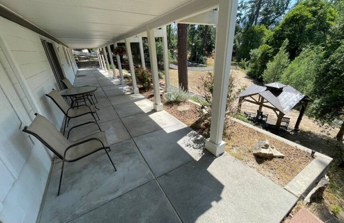 Oakhurst House | Dog Friendly/Game Room/Sleeps 12/Creekside Dream