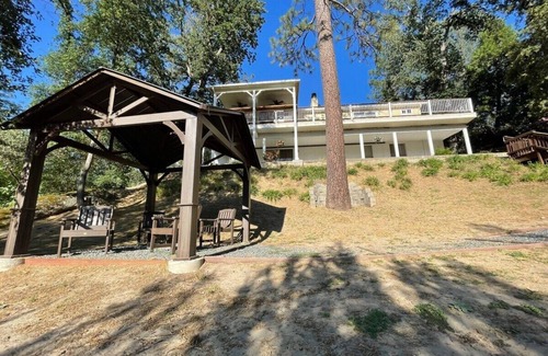 Oakhurst House | Dog Friendly/Game Room/Sleeps 12/Creekside Dream