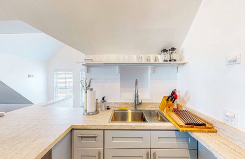 Dorchester House | Dog-friendly, genuine 1892 Victorian getaway with loft, near the Bay