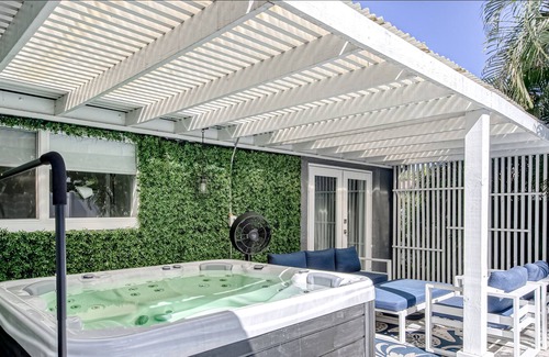 North Corals House | Dog-friendly getaway near everything with private pool, rain shower & central AC