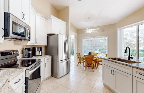 Crystal River House | Dog-friendly golf retreat with enclosed pool, alfresco dining, grill, smart TVs