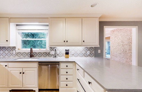 Saint Simons Island House | Dog-friendly home with central AC, washer/dryer & spacious backyard - near beach