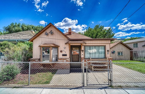 Salida House | Dog Friendly Heart of the Rockies River Getaway!