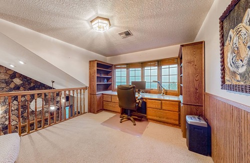 The Dalles House | Dog-friendly hilltop estate with fireplace & incredible Columbia River view