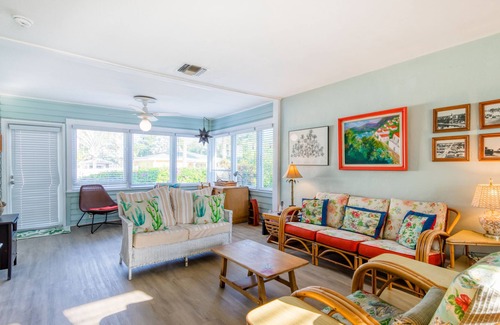 Tarpon River House | Dog-friendly home with lovely garden & patio - walk to the river & downtown