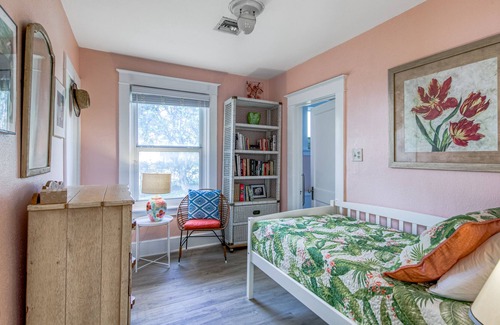 Tarpon River House | Dog-friendly home with lovely garden & patio - walk to the river & downtown