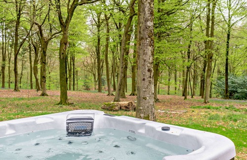 Brimpsfield Cottage | Dog friendly holiday home with a hot tub and woodland views - Keepers Stable