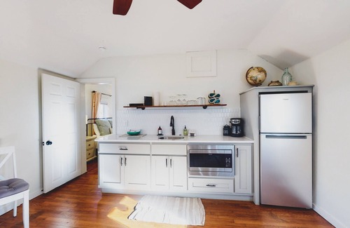 Eureka Springs Historic District House | Dog-friendly home with a porch, washer/dryer, balcony, & updated appliances