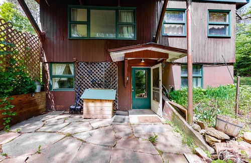 Stowe Area Condo | Dog-friendly home base with backyard - near golfing, hiking, and ski slopes