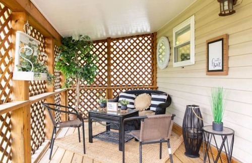 Bristol House | Dog friendly home - large backyard - gas fire pit - 5 mins to downtown or casino