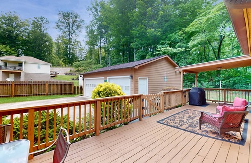 Andersonville House | Dog-friendly home w/free attraction tickets, a large deck, & private parking