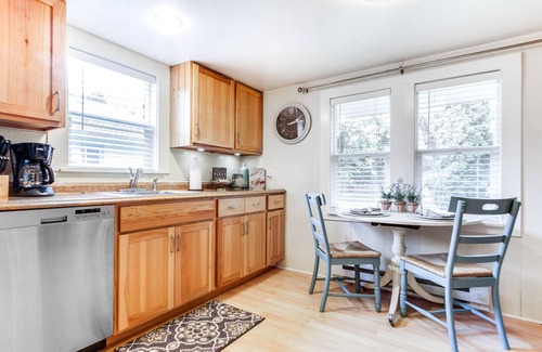 Coeur d'Alene Cottage | Dog-friendly home in the heart of town - walk to lake & golf