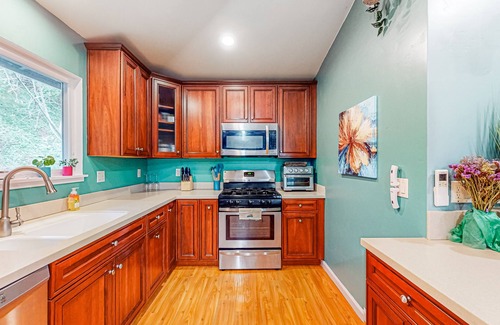 Guerneville House | Dog-friendly home with AC, walk to downtown Guerneville & Johnson's Beach