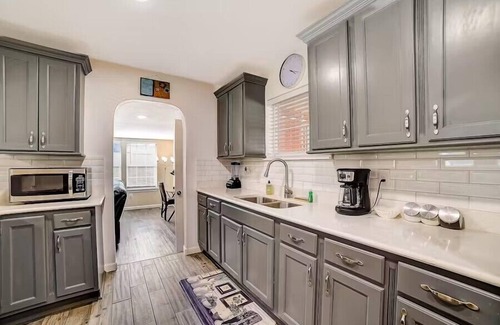 San Antonio House | dog-friendly home with fenced yard, grill, sunroom