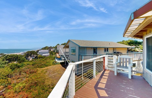 Lincoln Beach House | Dog-friendly home with great decks & stunning ocean views