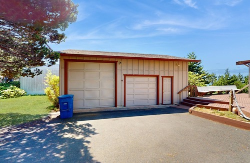 Lincoln Beach House | Dog-friendly home with great decks & stunning ocean views