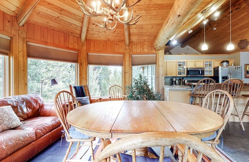 Big Sky Cabin | Dog-Friendly Home with Free WiFi, Private Hot Tub, and Great Views - Near Golfing
