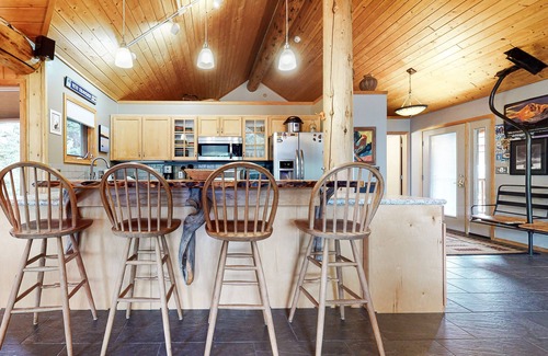 Big Sky Cabin | Dog-Friendly Home with Free WiFi, Private Hot Tub, and Great Views - Near Golfing