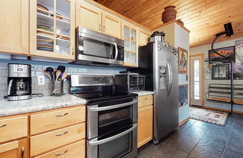 Big Sky Cabin | Dog-Friendly Home with Free WiFi, Private Hot Tub, and Great Views - Near Golfing