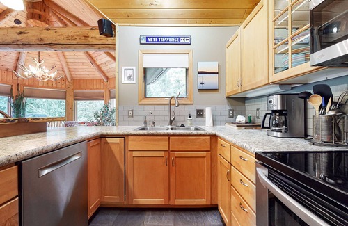 Big Sky Cabin | Dog-Friendly Home with Free WiFi, Private Hot Tub, and Great Views - Near Golfing