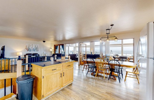 Florence House | Dog-friendly home with amazing ocean & sunset views - walk to Ocean Way Beach