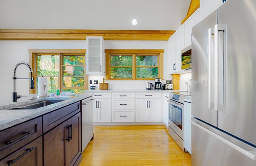 Jackson House | Dog-friendly home with Mt. Washington view, firepit, WiFi, & deck
